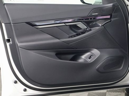 New 2026 BMW i5 eDrive40 w/ Premium Package image 7