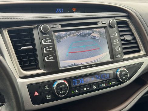 Used 2018 Toyota Highlander XLE image 37