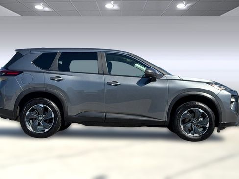 Used 2024 Nissan Rogue SV image 2