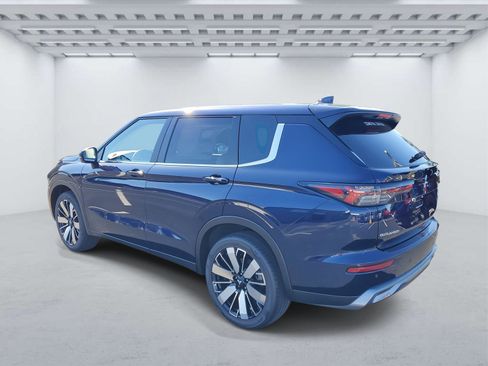 New 2025 Mitsubishi Outlander SE image 3