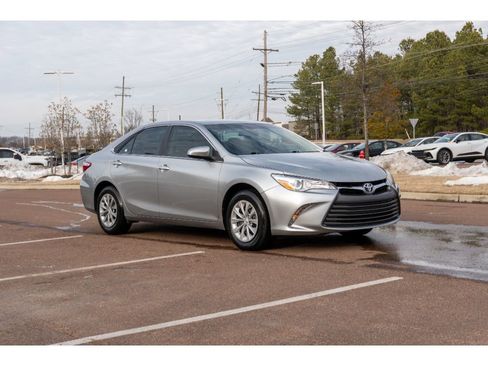 Used 2017 Toyota Camry LE image 3