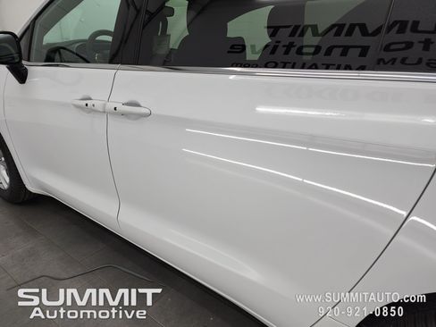 New 2027 Chrysler Pacifica Select AWD/4WD image 32