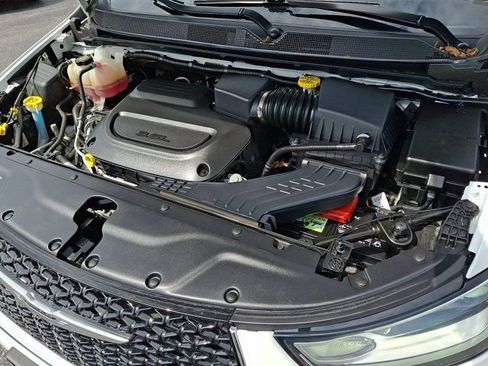 Certified 2023 Chrysler Pacifica Touring-L FWD image 32