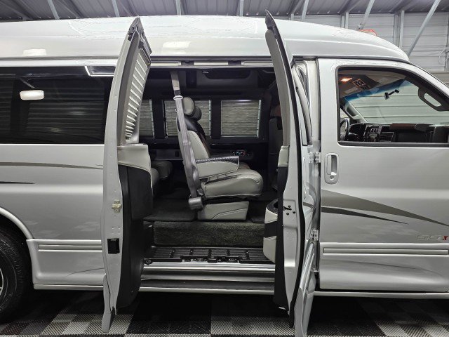 Used 2017 GMC Savana 2500 Extended RWD image 12