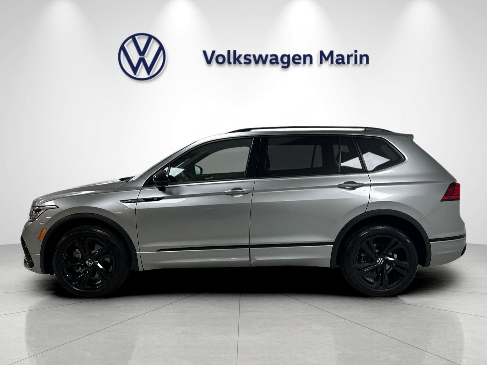 Used 2023 Volkswagen Tiguan SE R-Line AWD/4WD image 2