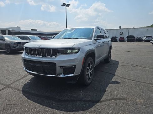 Used 2025 Jeep Grand Cherokee L Limited w/ Trailer Tow Package AWD/4WD image 2