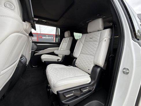 Used 2025 Cadillac Escalade ESV V image 12