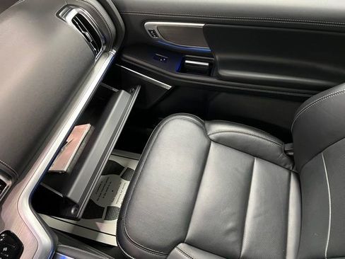 Used 2025 Ford Expedition Platinum image 40