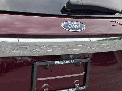 Used 2022 Ford Explorer XLT w/ Equipment Group 202A AWD/4WD image 32
