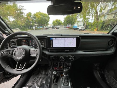 Used 2025 Jeep Wrangler Unlimited Rubicon image 32