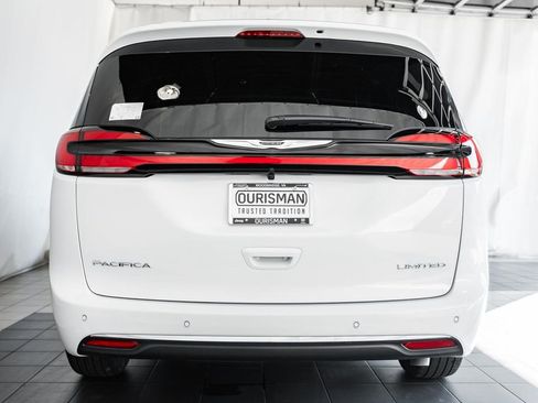 New 2026 Chrysler Pacifica Limited w/ Uconnect Theater Family Group image 5