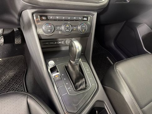 Used 2018 Volkswagen Tiguan SE w/ Panoramic Sunroof Package FWD image 18