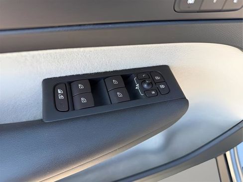 Used 2019 Volvo XC40 T5 Momentum image 25