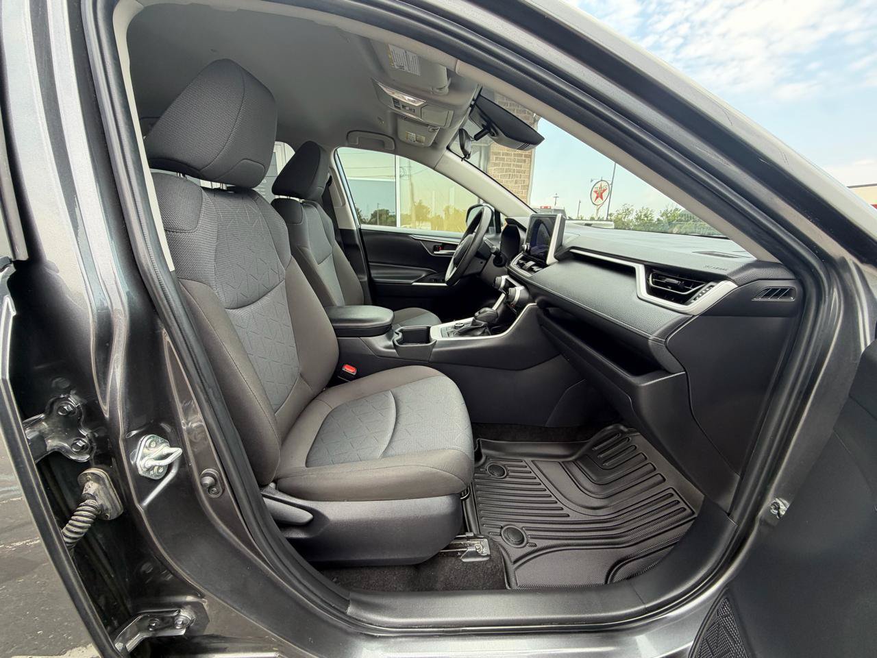 Used 2025 Toyota RAV4 XLE AWD/4WD image 27