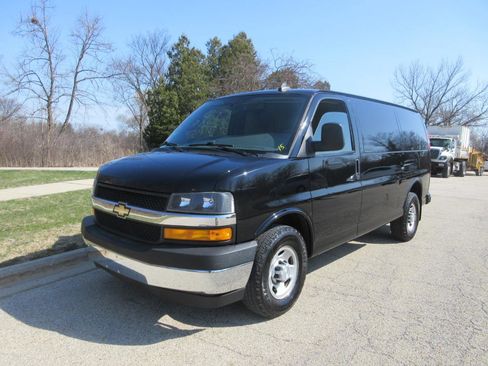 Used 2018 Chevrolet Express 2500 w/ Driver Convenience Package image 33
