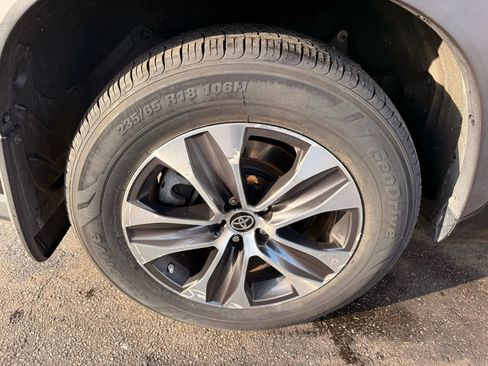 Used 2021 Toyota Highlander XLE image 51