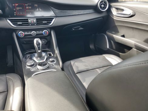 Used 2020 Alfa Romeo Giulia image 14
