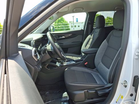 Used 2025 Chevrolet TrailBlazer LT w/ LT Cold Weather Package AWD/4WD image 13