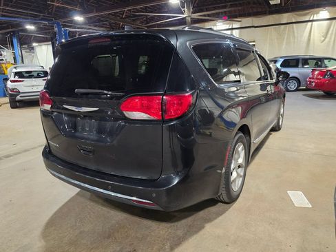 Used 2018 Chrysler Pacifica Touring-L w/ Tire & Wheel Group FWD image 2