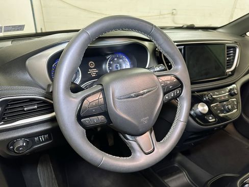 Certified 2022 Chrysler Pacifica Touring-L w/ S Appearance Package image 26