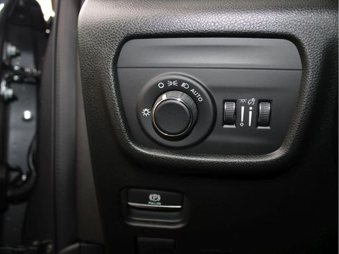 New 2025 Jeep Grand Cherokee Laredo X w/ Luxury Tech Group I image 13