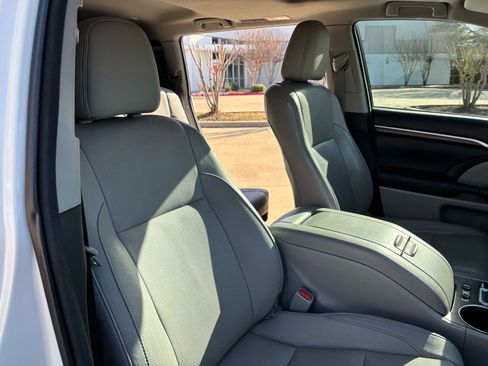 Used 2015 Toyota Highlander Limited image 19