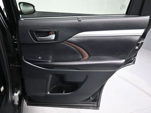 Used 2019 Toyota Highlander XLE image 45