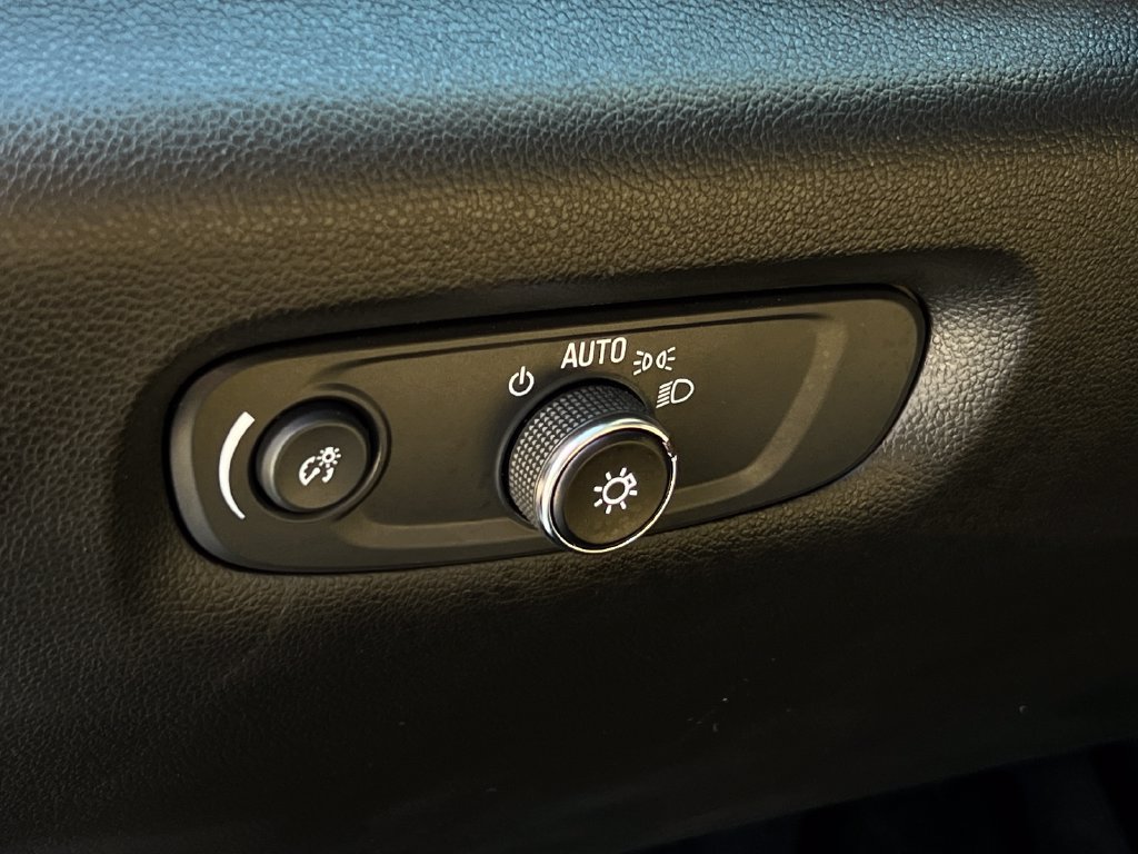 Used 2023 Chevrolet Traverse Premier FWD image 9