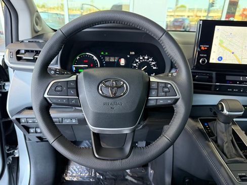 Used 2025 Toyota Sienna XLE w/ XLE Plus Package image 25