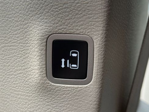 Used 2023 Chrysler Pacifica Touring-L image 22