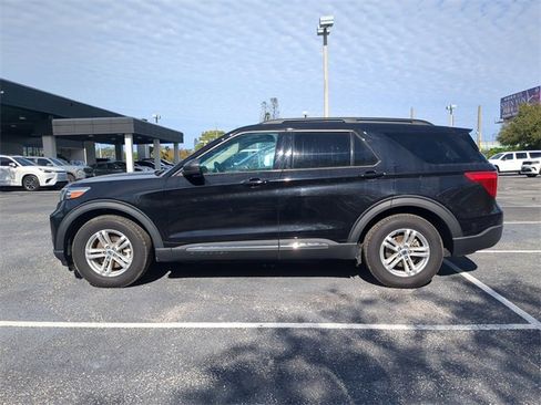 Used 2022 Ford Explorer XLT image 2