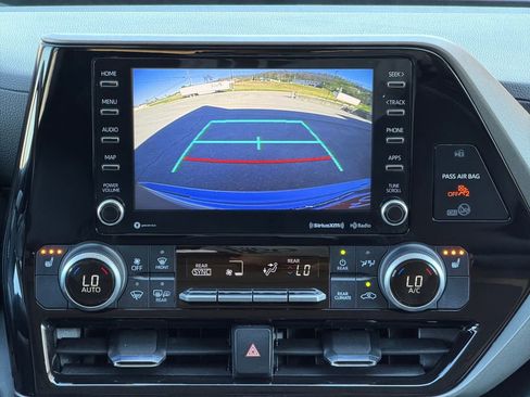 Used 2021 Toyota Highlander XLE image 11