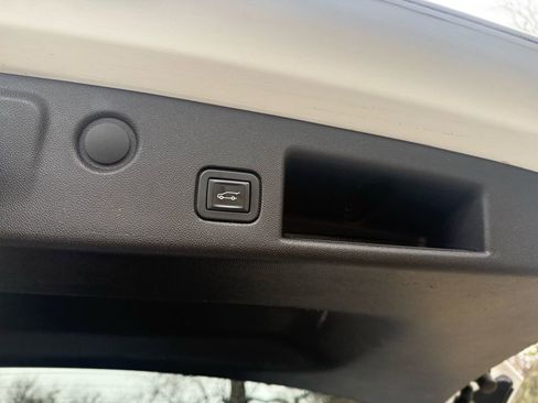 Used 2018 Chevrolet Equinox Premier image 34