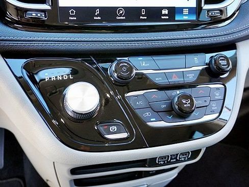 Used 2022 Chrysler Pacifica Touring-L FWD image 28