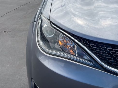 Used 2020 Chrysler Pacifica Touring-L FWD image 7
