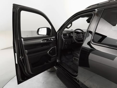 Used 2024 Jeep Wagoneer Series II image 11