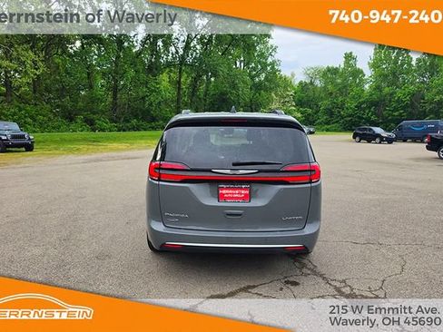 Used 2023 Chrysler Pacifica Limited FWD image 35