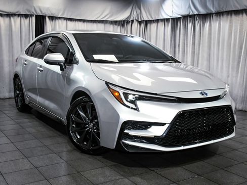 Used 2023 Toyota Corolla SE AWD/4WD image 3