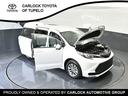 Used 2026 Toyota Sienna LE FWD image 62