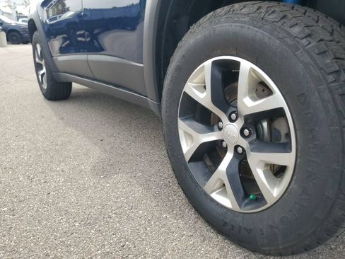 Used 2018 Jeep Cherokee Trailhawk w/ Comfort/Convenience Group AWD/4WD image 37