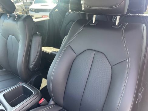 New 2026 Chrysler Pacifica Select FWD image 8