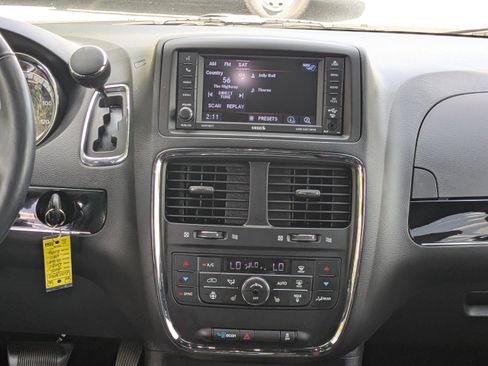 Used 2019 Dodge Grand Caravan SXT w/ Driver Convenience Group image 17