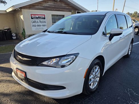 Used 2022 Chrysler Voyager LX image 1