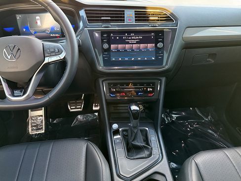 Used 2023 Volkswagen Tiguan SE R-Line image 17