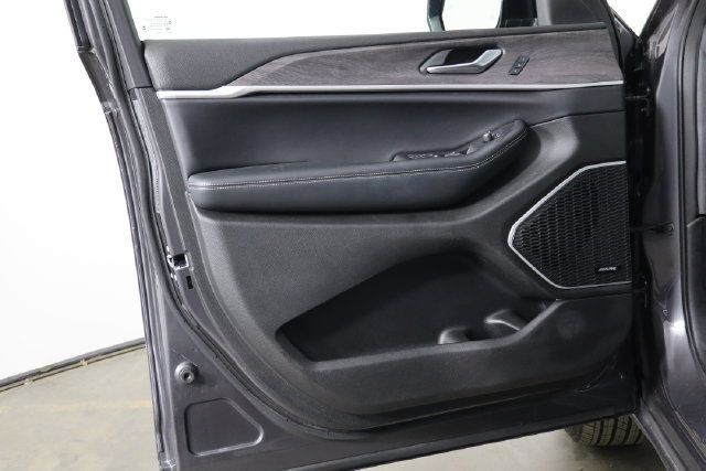 Used 2022 Jeep Grand Cherokee Limited AWD/4WD image 19