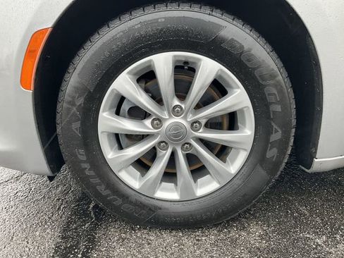 Used 2018 Chrysler Pacifica Touring-L image 8