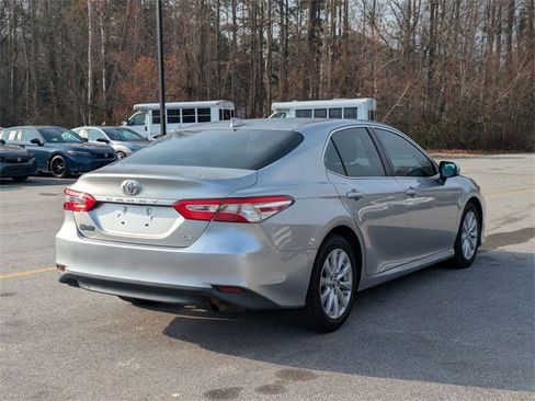Used 2019 Toyota Camry LE image 2