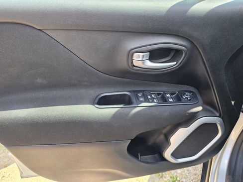 Used 2019 Jeep Renegade Latitude w/ Cold Weather Group AWD/4WD image 5