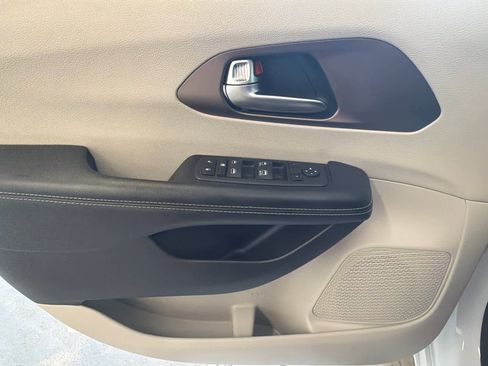 Used 2023 Chrysler Voyager LX FWD image 14