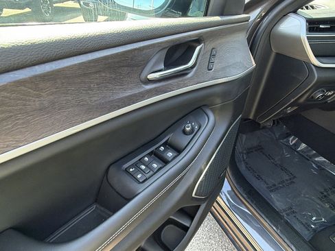 Used 2024 Jeep Grand Cherokee L Limited w/ Black Appearance Package image 15